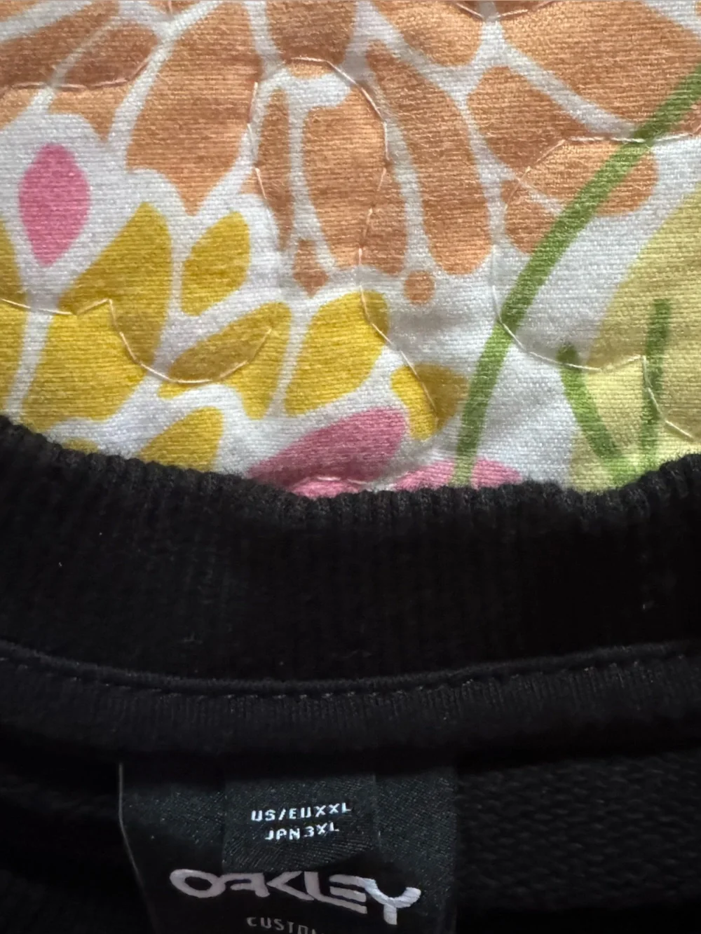 Men’s xxl Oakley camo / black crewneck sweatshirt - Picture 2 of 2